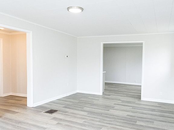 3rd image of 902 W 38th St