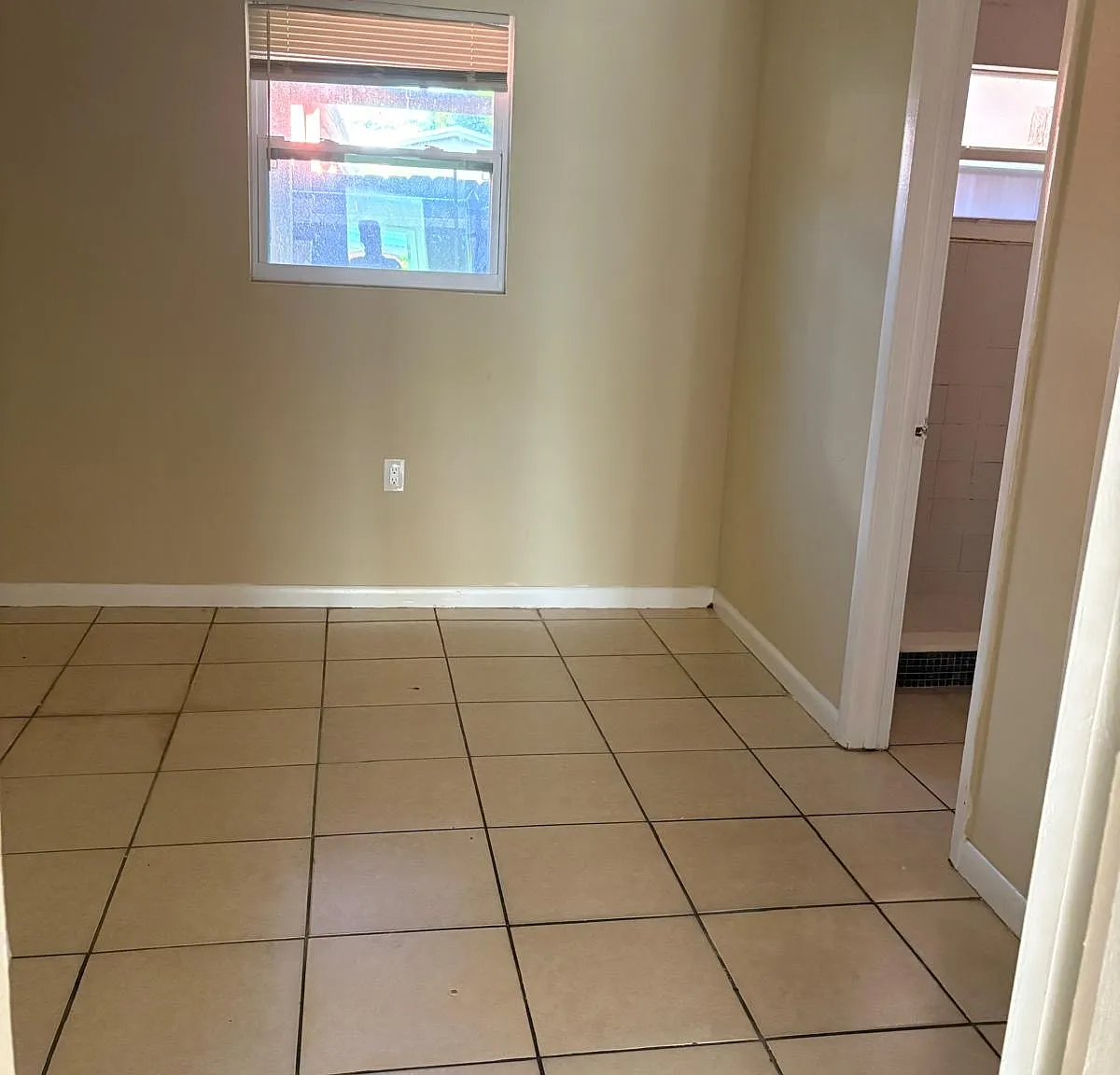 5 bed, 1400 sqft, $3,800 — Photo 3