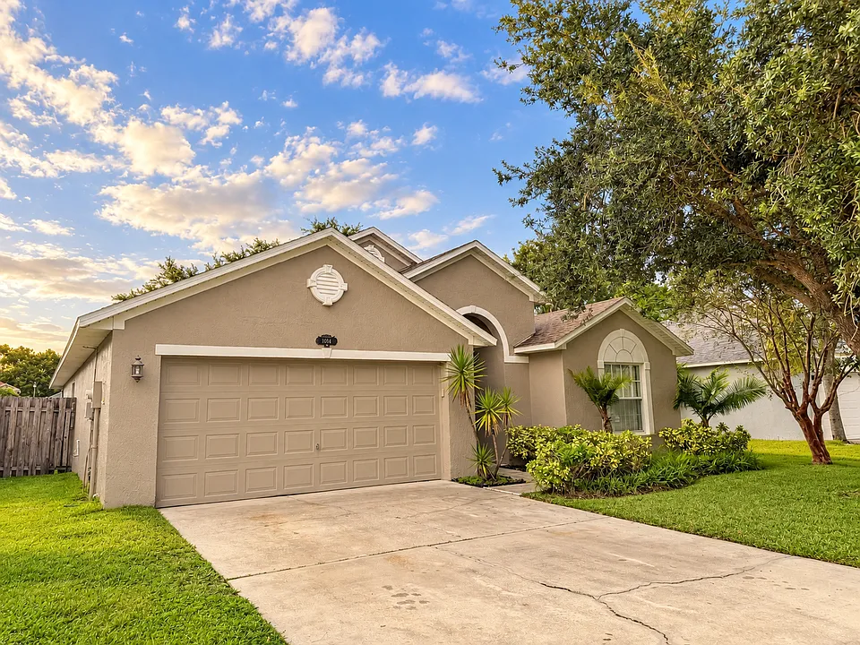 1044 Sedgewood Cir