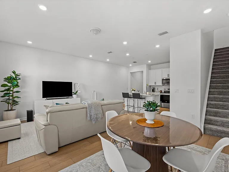 276 SW Sally Way — Photo 18