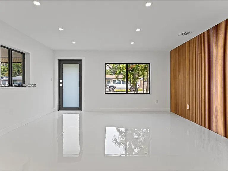 1524 SW 32nd Ct — Photo 9