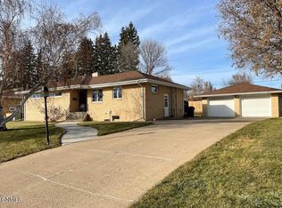 802 14th St NW, Mandan, ND 58554