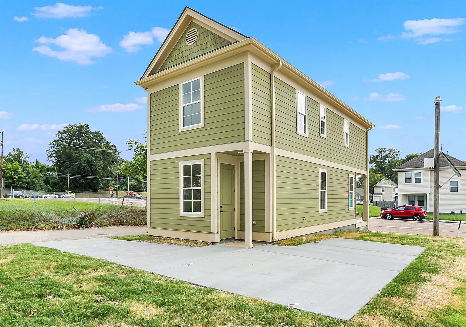 2BR Home Near Downtown | 1001 sq ft | Appliances Included — Photo 4