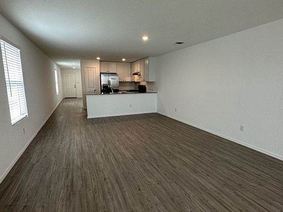 4th image of 2826 Millikan Dr
