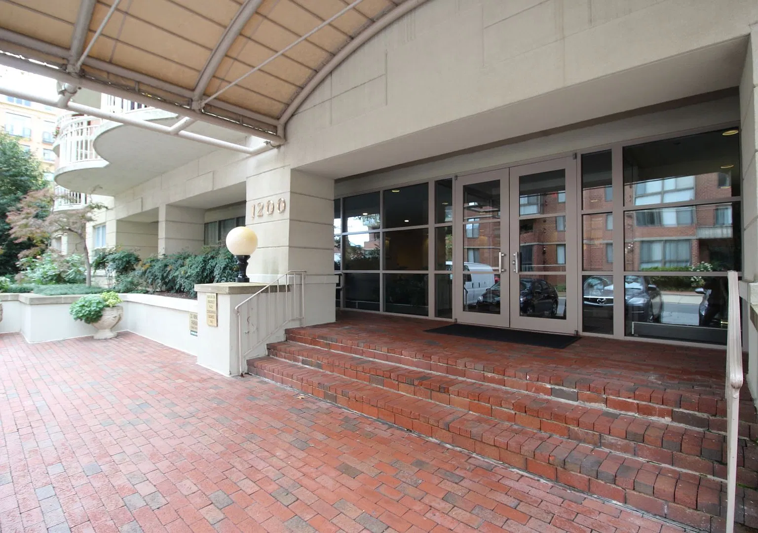 2/2 Condo Braddock Place — Photo 1