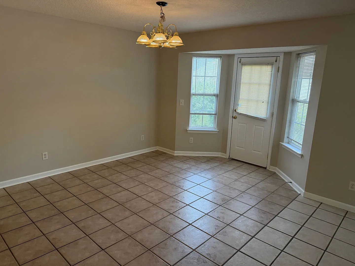 302 Windrdige Drive — Photo 4