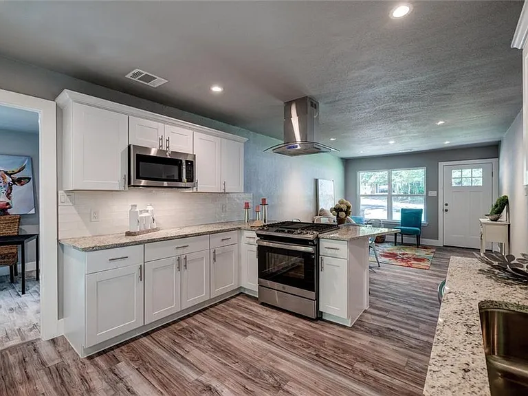 2321 Lakehurst Dr — Photo 3