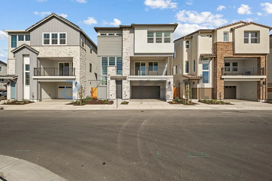 4 bed, 2311 sqft, $5,500 — Photo 1