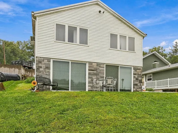 1113 Lakeshore Dr, Brooklyn, IA 52211