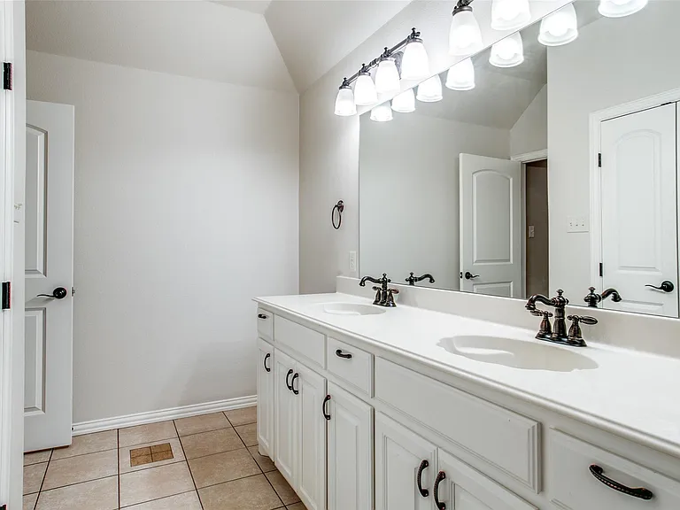 1805 Castle Ct — Photo 22