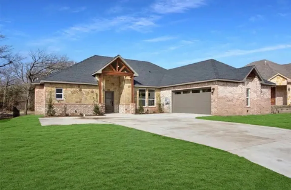 4 bed, 2.5 bath, 2032 sqft, $2,600 — Photo 1