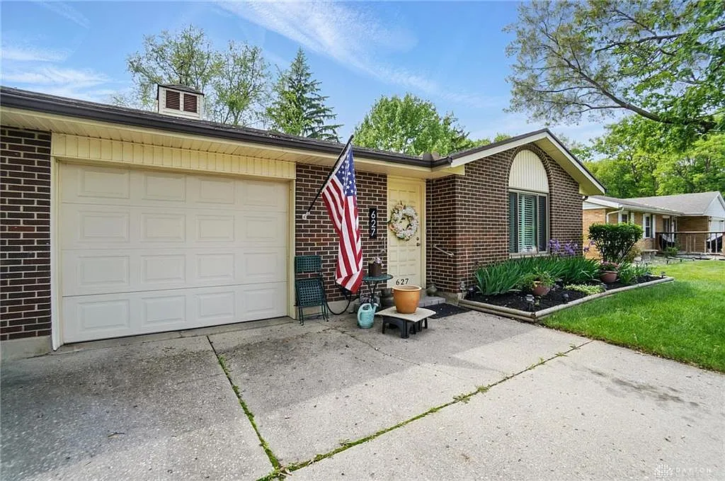 3 bed, 2.0 bath, 1612 sqft, $1,800 — Photo 1