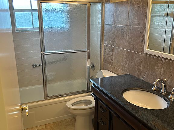4th image of 374 Bennington Ln #374