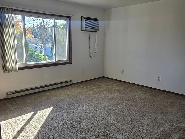 573 E Scott St — Photo 7
