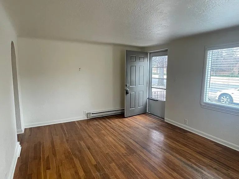 1127 W Mulberry St — Photo 3