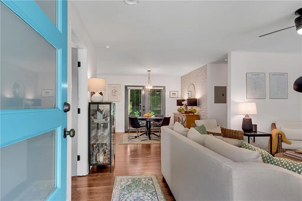 3 bed, 2.0 bath, 1200 sqft, $3,000 — Photo 2