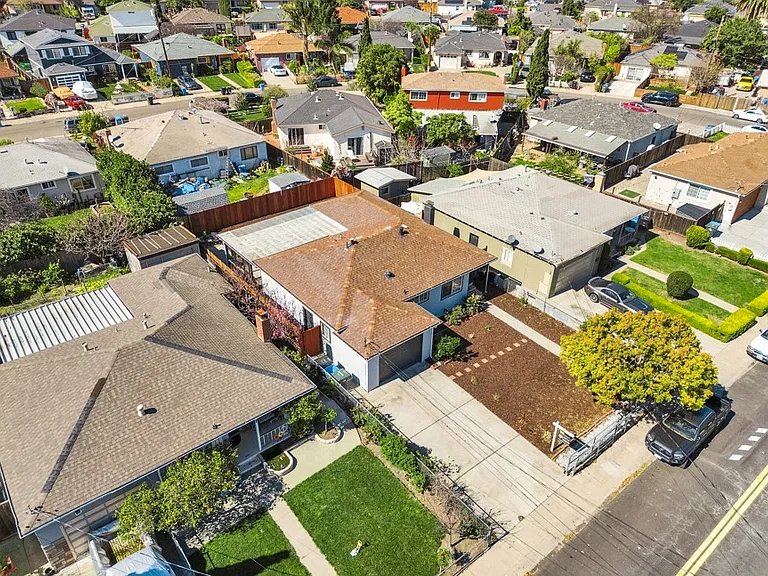147 Wisteria Dr — Photo 41