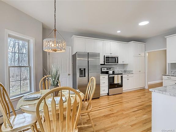 4th image of 21 S Meadow Dr