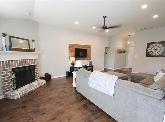 3rd image of 905 Orchid Blvd