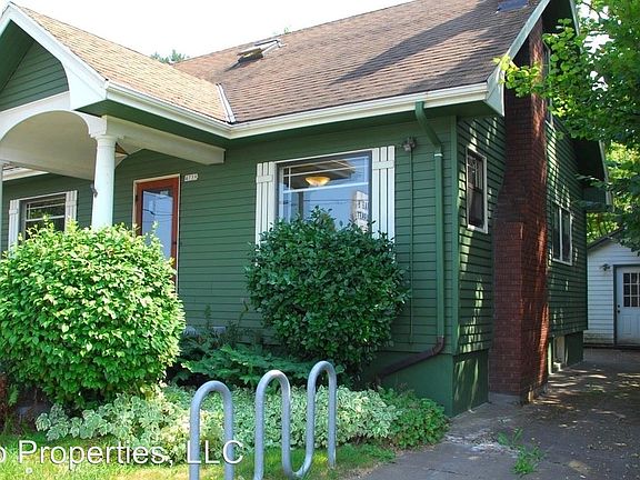 2nd image of 4738 SE Belmont St