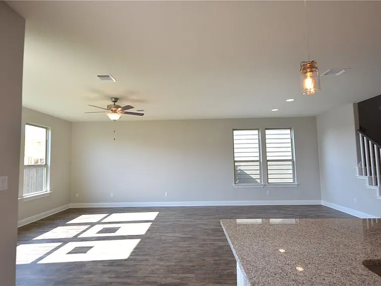 15911 Cessida St — Photo 7
