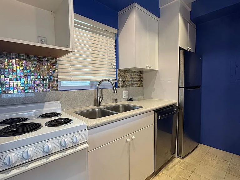 445 Washington Blvd #8 — Photo 4
