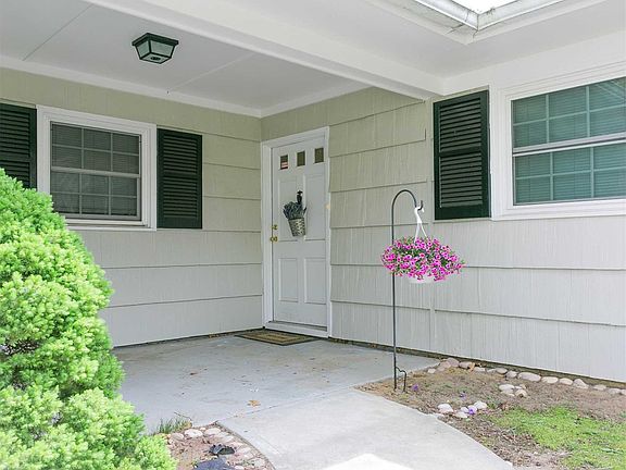 2nd image of 31 Sycamore Cir