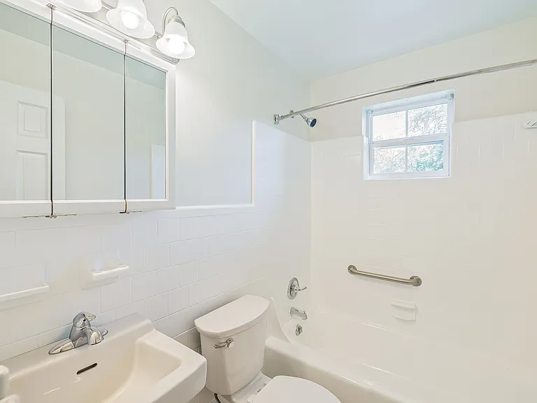 Meadowbrook Apartments — Photo 15
