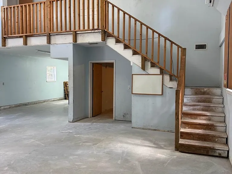 18786 Hillside Cir S — Photo 2