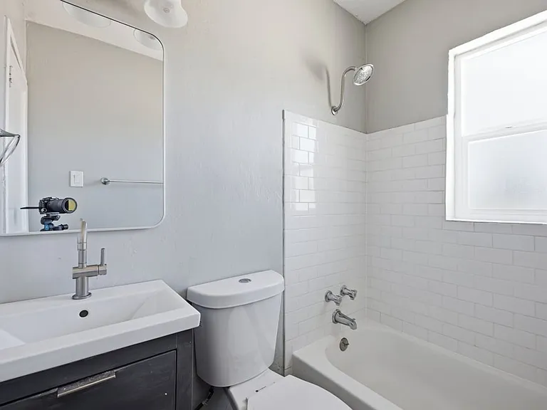 2130 N Forgeus Ave #B — Photo 15