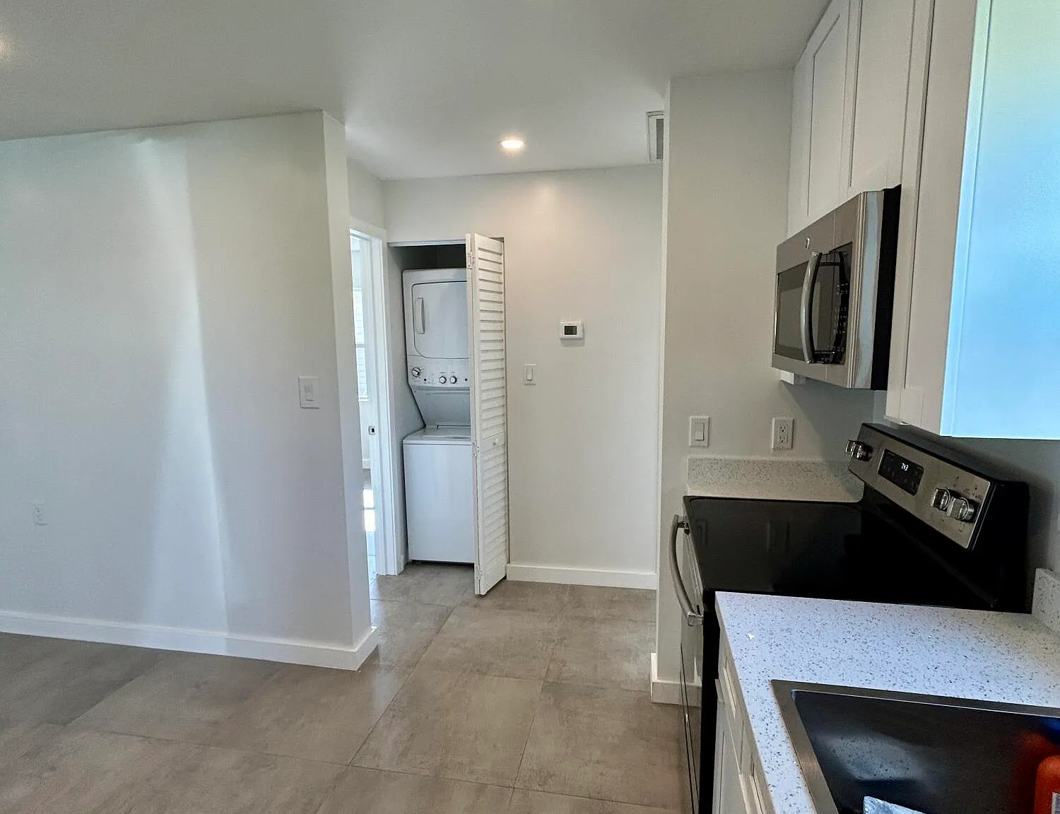 3 bed, 2.0 bath, 1425 sqft, $2,000 — Photo 3