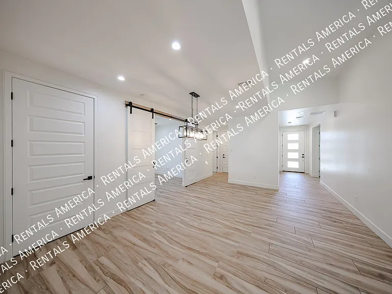 2418 E Amelia Ave — Photo 5