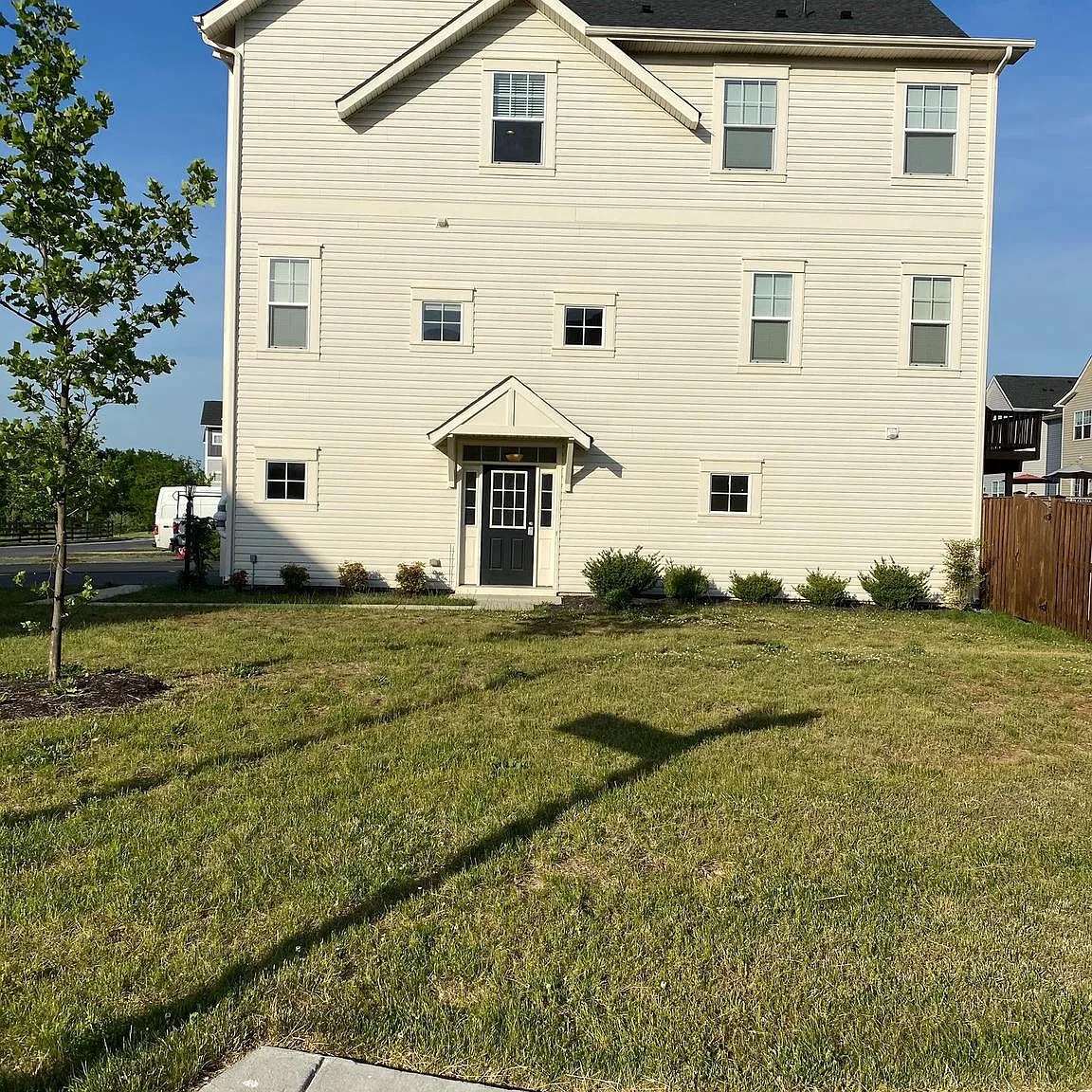3 bed, 3.5 bath, 2682 sqft, $2,700 — Photo 2