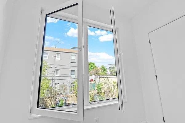 Rented by Halvatzis Realty | media 5