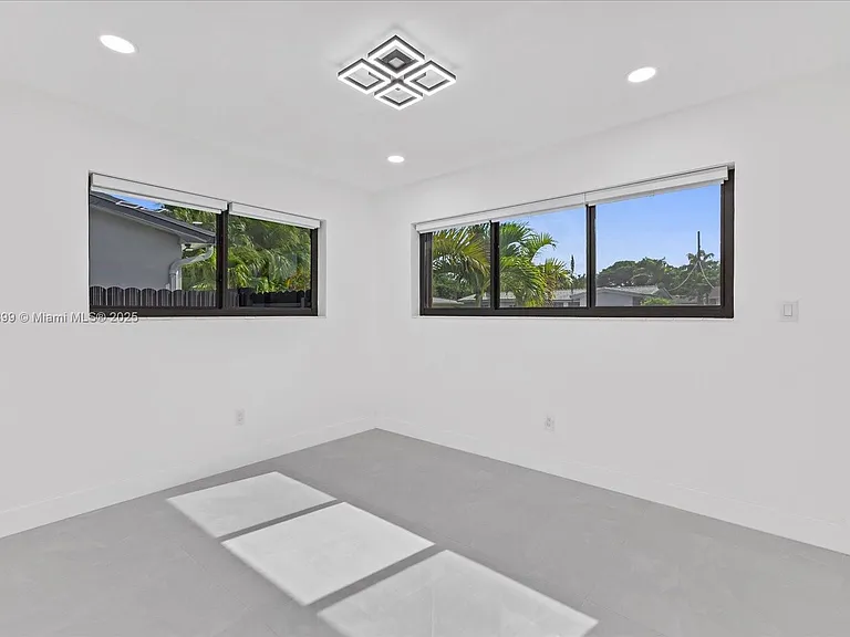 19511 NE 18th Pl — Photo 17