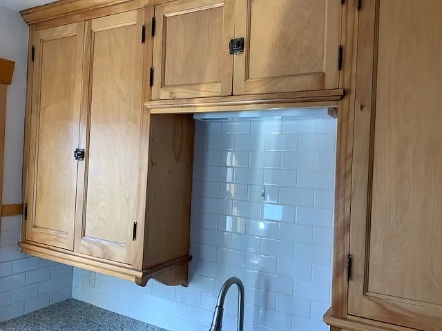 Under cabinet lighting that dims.