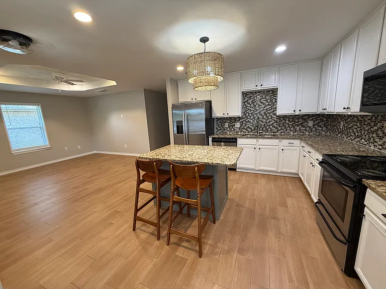 1109 E Avenue M — Photo 8
