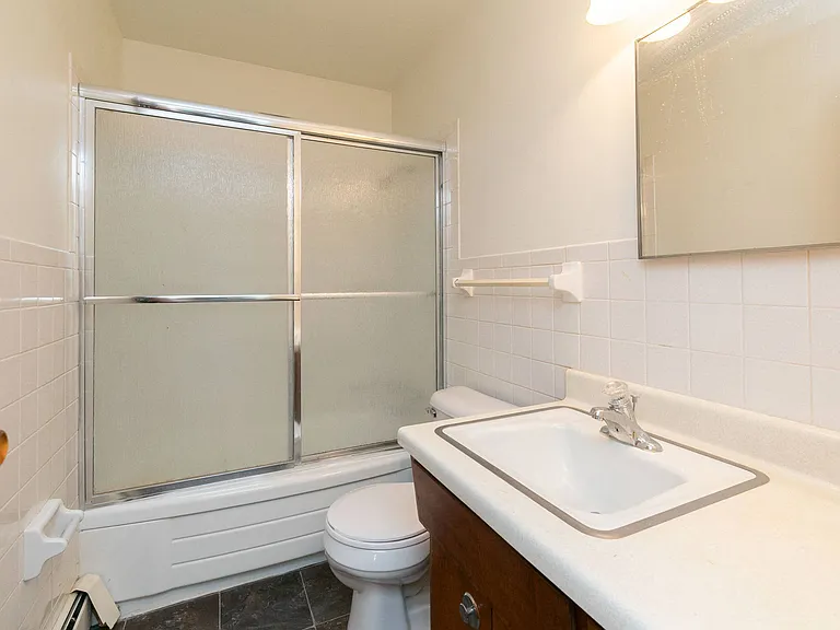 Fargo, ND Islander Apartments | Bathroom