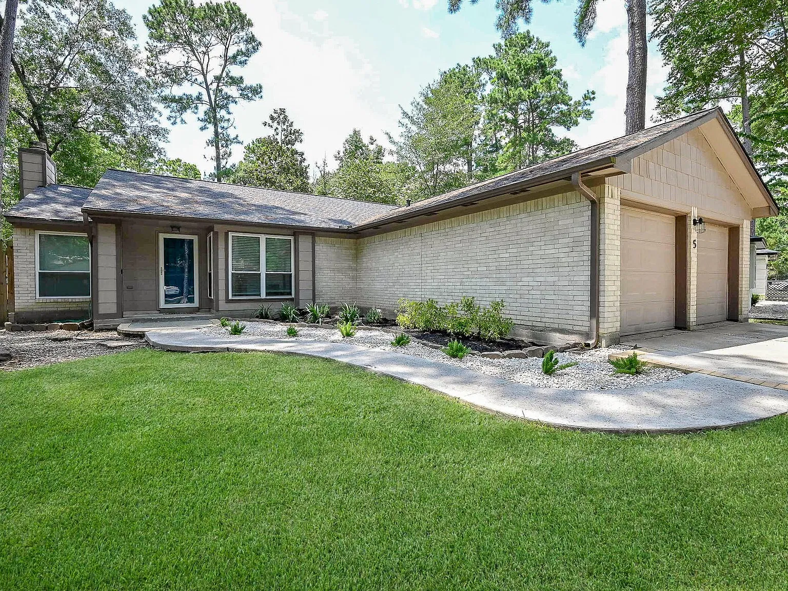 3 bed, 2.0 bath, 1536 sqft, $2,100 — Photo 2