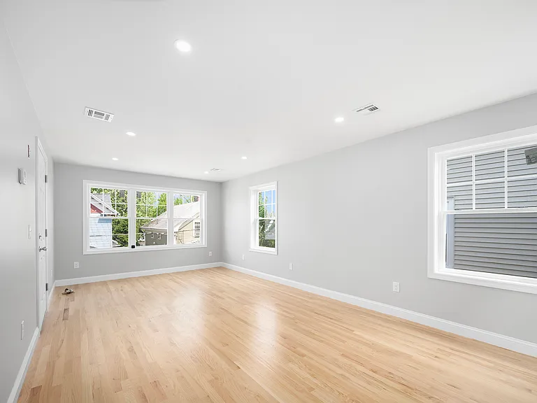 28 Grosvenor Ave #2 — Photo 1