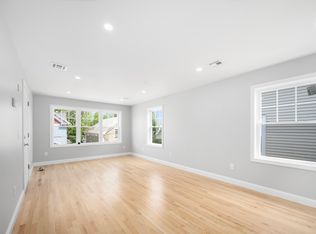 28 Grosvenor Ave #2, Providence, RI 02908