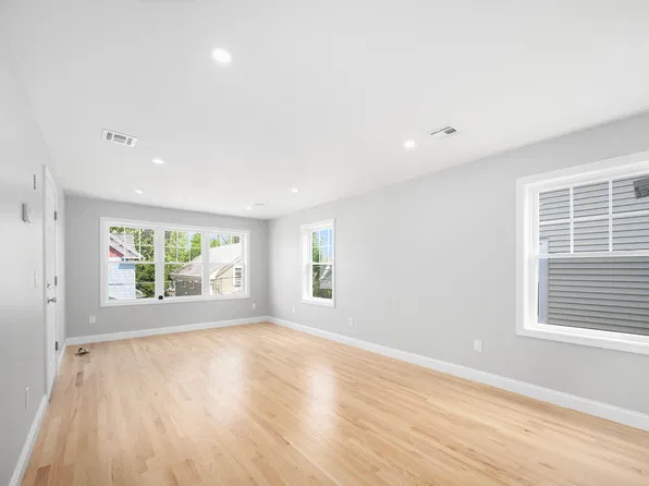 28 Grosvenor Ave #2, Providence, RI 02908