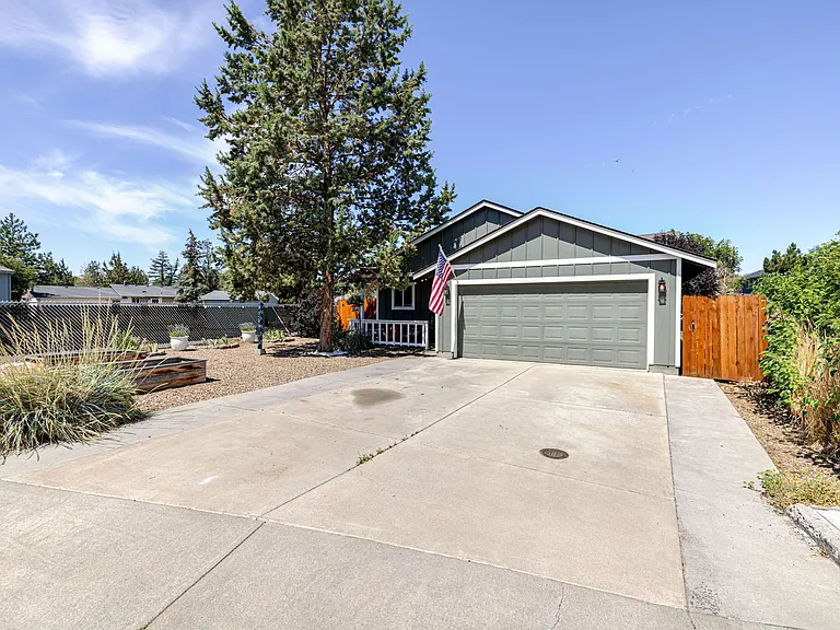 295 SW 25th St — Photo 3