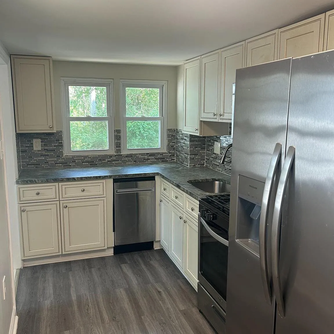 3 bed, 906 sqft, $2,240 — Photo 3