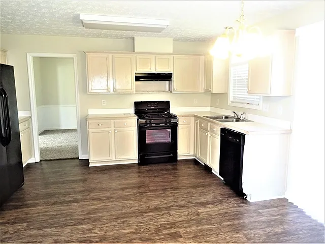 3 bed, 2.5 bath, 2088 sqft, $2,250 — Photo 3