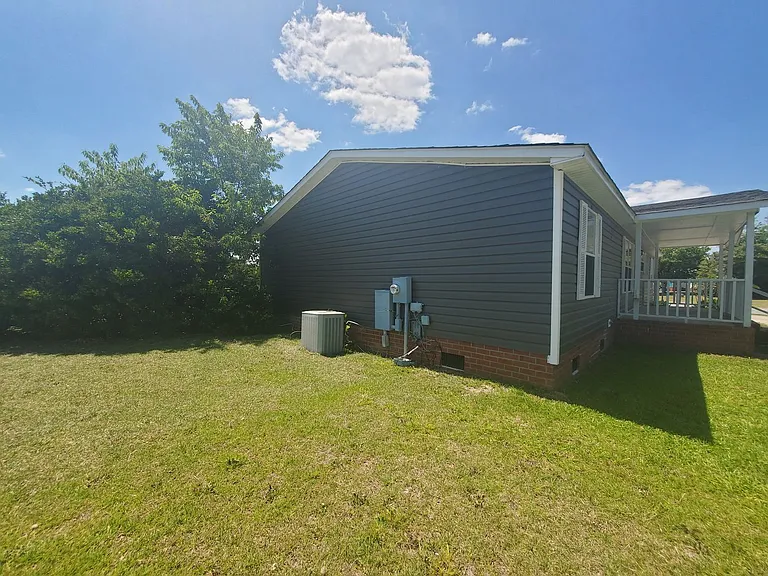2001 McGuire Dr — Photo 3