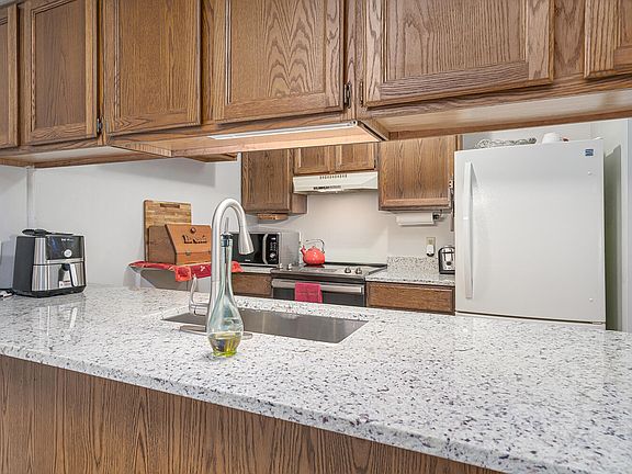 5th image of 722 Charlemagne Blvd