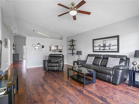 4th image of 619 NW San Remo Cir