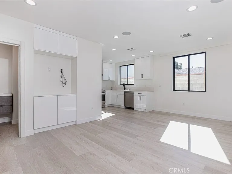 7446 Mammoth Ave — Photo 10