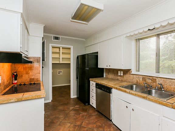 5th image of 975 Briarwood Dr